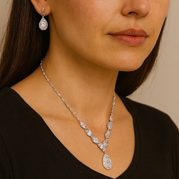Swarovski Crystals The Pippa Necklace Set - Picture 3 of 5